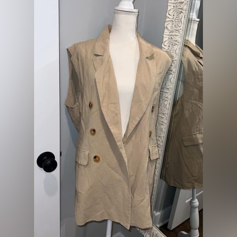 Carly Jean Women's Tan Sleeveless Blazer
